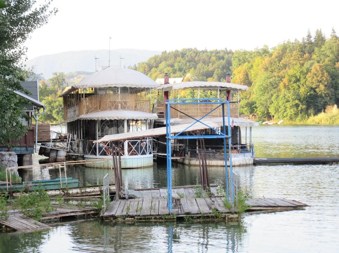 Jezerska kraljica ne pluje že tri leta, tamkajšnji objekti pa so vsi nelegalni. FOTO: Špela Kuralt/Delo