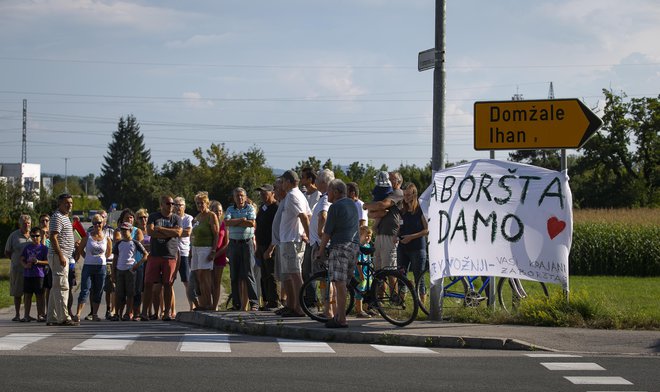 Protest krajanov Zaboršta proti predvideni izgradnji trgovskega centra FOTO: Jože Suhadolnik