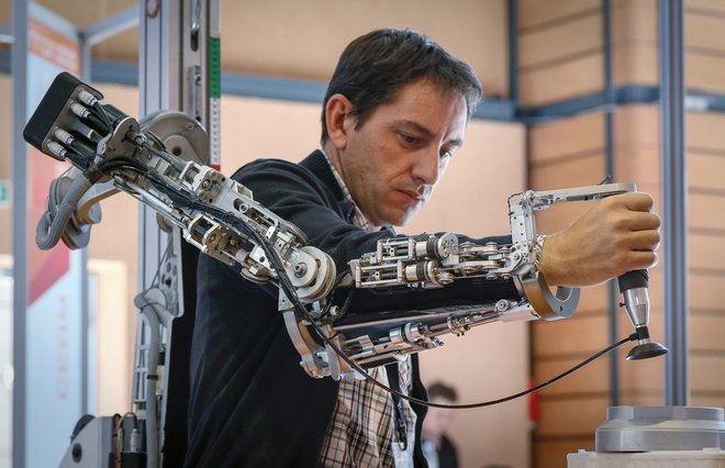 Delovna mesta si bomo v ne več tako daljni prihodnosti delili z roboti. Foto Reuters