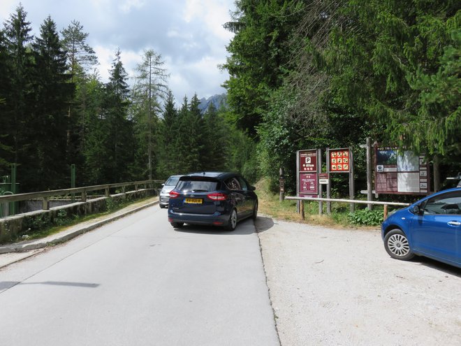 Namesto avtomobilov bodo imeli v soboto v Vratih prednost avtobusi, kolesarji in pešci. FOTO: Blaž Račič/Delo