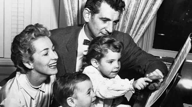 Jamie, ena od treh Bernsteinovih otrok, očeta v knjigi opisuje kot gorečega družinskega človeka Foto uradna spletna stran