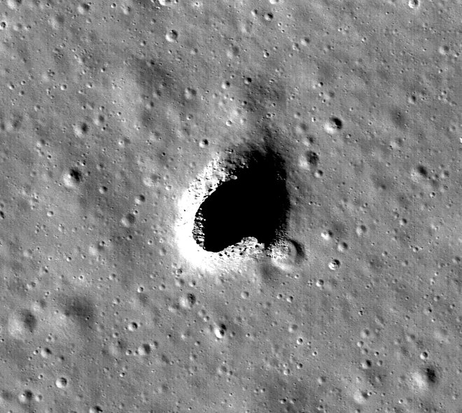 Posnetek udornine na območju hribovja Marius, ki je nastal v okviru japonske misije Kaguja. Znanstveniki so zdaj potrdili, da gre pravzaprav za spodmol oziroma vhod v lavno jamo, ki bi lahko bila primerna za bodoče naselbine na Luni. FOTO: Nasa