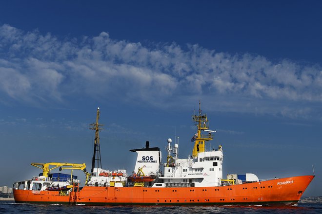 Ladja Aquarius, ki jo vodita nevladni organizaciji SOS Mediterranee in Zdravniki brez meja, je migrante rešila v petek na odprtem morju blizu Libije. FOTO: AFP