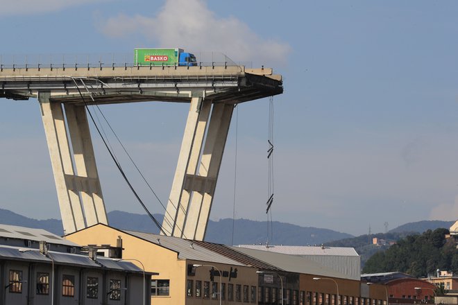 Vse od njegovega odprtja pred štirimi desetletji je bil viadukt predmet razprav, tudi zato, ker je bil speljan nad gosto poseljenim predelom Genove. FOTO: AFP