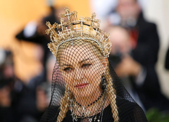 Madonna na letošnji prestižni prireditvi Met Gala v New Yorku, ki je praznik odprtja modne razstave v muzeju Metropolitan. FOTO: Reuters