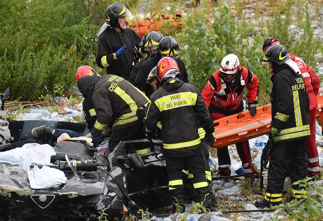 Pri iskanju in reševanju pomaga okoli 250 gasilcev. FOTO: Luca Zennaro/AP