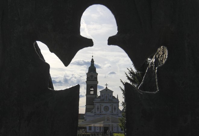 V preteklosti so ljudje na dan Marijinega vnebovzetja veliko romali. FOTO: Jože Suhadolnik/Delo