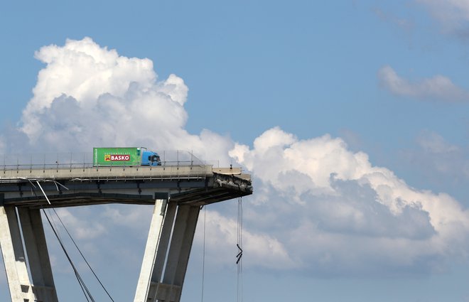 Vzrok nesreče viadukta na avtocesti A10, ki povezuje italijansko riviero in jug Francije in ki se je v torek zrušil približno 40 metrov globoko na naseljeno območje, še vedno ni znan. FOTO: Stefano Rellandini/Reuters