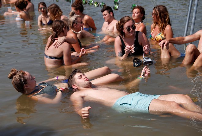 Obiskovalci se znajo sprostiti na različne načine. FOTO: Reuters