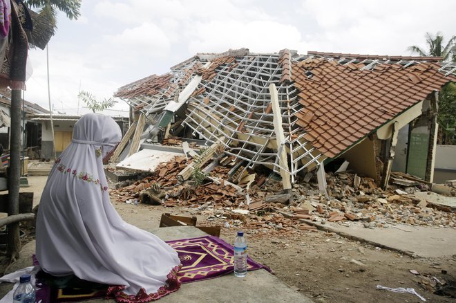 Potres je povzročil tudi za najmanj 440 milijonov evrov škode. FOTO: AP