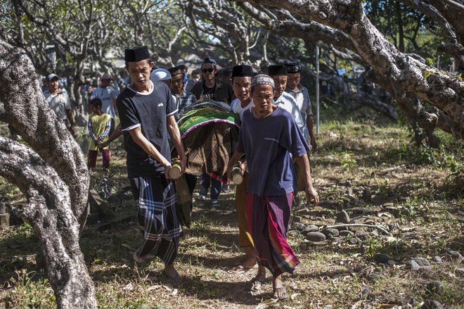 Število žrtev potresa na indonezijskem otoku Lombok 5. avgusta je že preseglo 460. FOTO: AP