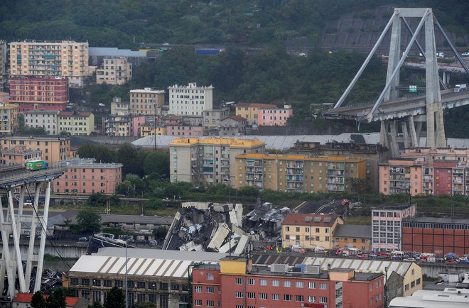 Zaradi grožnje, da bi se zrušil še kakšen del viadukta, so evakuirali več kot 400 ljudi. FOTO: Reuters