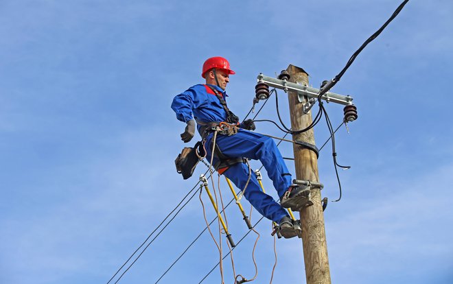 Kako doseči poceni elektriko, do okolja prijazno proizvodnjo ter varno in stabilno distribucijo električne energije na vse naslove v državi, naj bi rešil energetski koncept. FOTO: Tadej Regent