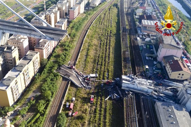 Viadukt Morandi se je zrušil med hudim neurjem, ko je v globino 45 metrov skupaj z njim zgrmelo več kot 30 avtomobilov in trije tovornjaki. FOTO: AP