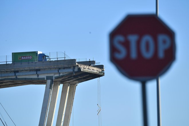 Z zrušenjem viadukta je Genova izgubila pomembno prometno povezavo, ki prečka reko Polcevera in povezuje vzhodni in zahodni del mesta. FOTO: Luca Zennaro/AP