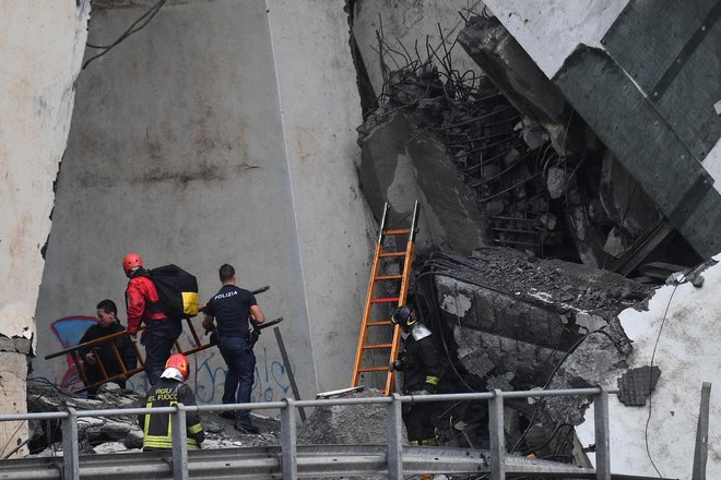 Oblasti so pozvale k čim hitrejši odstranitvi ostankov več ton težkih ruševin iz posušene reke, da bi preprečili, da bi se naredila prelomna pregrada, ki bi ob hudem deževju povzročila še dodatne težave. FOTO: Luca Zennaro/AP