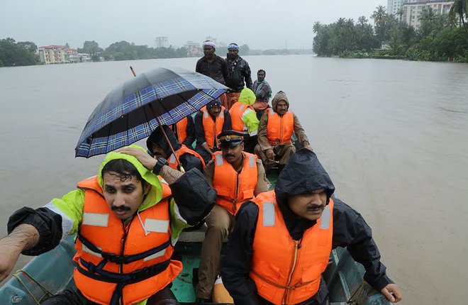 V zvezni državi Kerala ne pomnijo tako obilnega deževja. FOTO: AFP