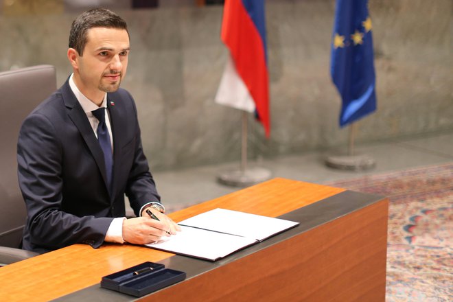 Matej Tonin je na današnji seji dejal, da razume hitenje peterice strank z njegovo razrešitvijo, češ da gre za strah nastajajoče koalicije, da izvolitev nove vlade ne bo uspela. FOTO: Tomi Lombar