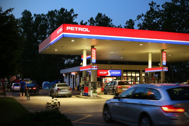 Rast prodaje trgovskega blaga na Petrolovih bencinskih servisih se bo zagotovo nadaljevala. Po novem bodo trgovine ob praznikih in nedeljah zaprte. FOTO: Jure Eržen