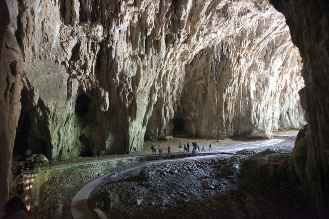 Ko se bližamo izhodu iz jame v Schmidlovi dvorani, začutimo, da okoli nas zaveje topel poletni zrak.<br />
<br />
<em>FOTO</em> Mavric Pivk