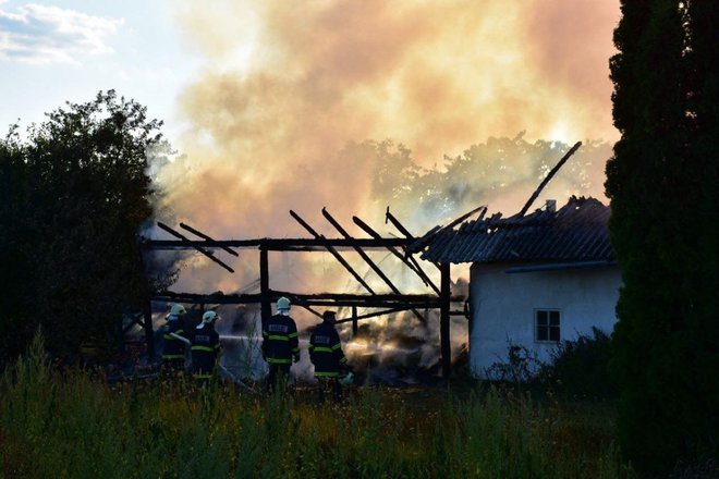 Gasilci so preprečili širitev požara na stanovanjski objekt FOTO: Oste Bakal