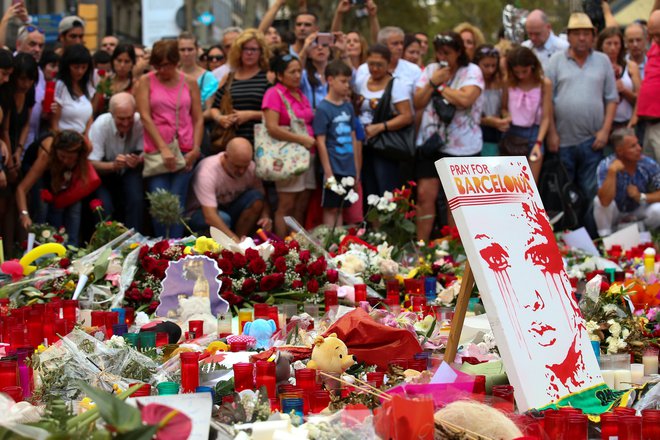 Na aveniji Rambla v središču Barcelone je bilo ubitih 14 ljudi iz devetih držav &ndash; med njimi tudi sedemletnik iz Avstralije in triletni deček iz Španije. FOTO:&nbsp;Foto Albert Gea/Reuters