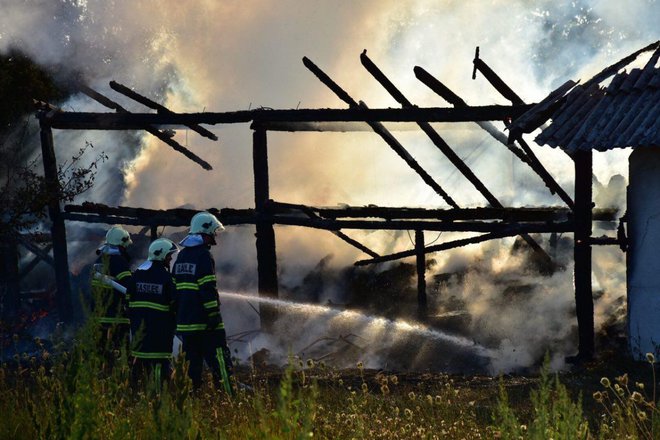 Gasilci so se štiri ure borili z ognjenimi zublji. FOTO: Oste Bakal