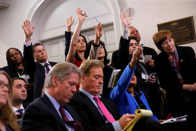 Novinarji med tiskovno konferenco Donalda Trumpa. FOTO: Jonathan Ernst/Reuters