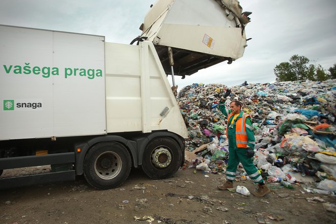 Količine odpadkov se ne zmanjšujejo, poti v tujino pa se zapirajo. FOTO: Jure Eržen