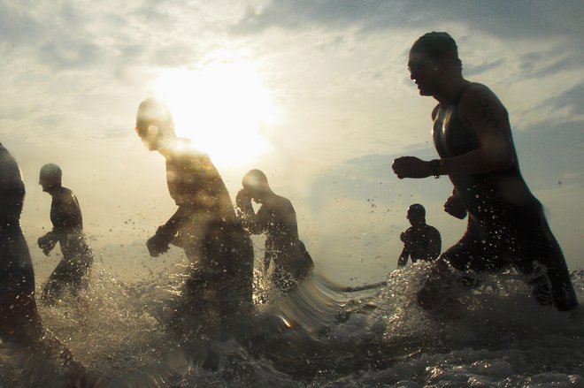 Vse se ne začne s plalanjem, niti pri ironman triatlonu ne, vse se začne že davno prej, v glavi. Foto Tim Chong Reuters