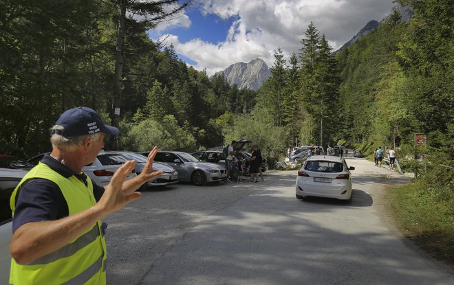 Občina Kranjska Gora in javni zavod Triglavski narodni park sta se zato lotila trajnostne ureditve prometa v dolini Vrata. FOTO: Jože Suhadolnik