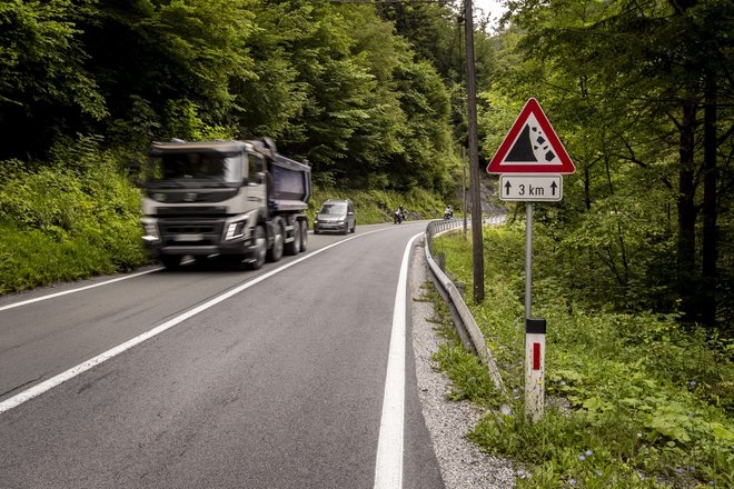 Za tovornjake je bil uraden obvoz skozi Tolmin. FOTO: Voranc Vogel/Delo