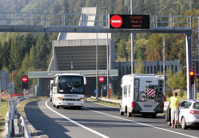 Devetkilometrski zastoj je na gorenjski avtocesti pred predorom Karavanke, ki ga občasno zapirajo proti Avstriji. FOTO: Delo