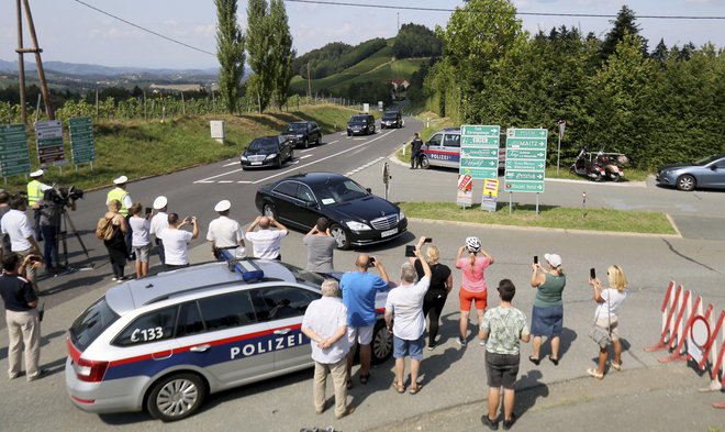 Putina je pričakala množica ljudi. FOTO: Ronald Zak/Ap