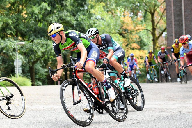 Matej Mohorič dobro brani zeleno majico vodilnega. FOTO: Bahrain Merida