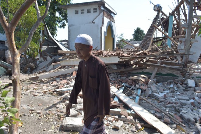 Prebivalci si še niso opomogli po katastrofalnem potresu 5. avgusta. FOTO: Adek Berry/Afp