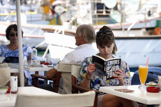 Na Kastelorizu, najbolj vzhodnem grškem otoku, kjer je posneta ta fotografija, je leta 2010 takratni grški premier Jorgos Papandreu razglasil, da Grčija potrebuje pomoč. Helenska republika in nekatere druge države ter finančne ustanove so v krizo pahnile tudi območje evra. Foto Reuters