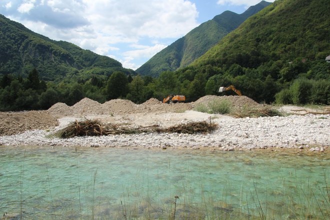 S posegi na najbolj obleganem delu Soče bi lahko počakali. FOTO: Blaž Močnik