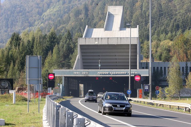 Nova predorska cev, dolga 7948 metrov, bo za promet med Slovenijo in Avstrijo odprta čez pet let, če bo izvajalec v delo uveden še letos. Foto Ljubo Vukelič
