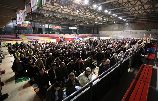 V dvorani Kodeljevo že nekaj let praznujejo&nbsp;kurban bajram. FOTO: Jože Suhadolnik / Delo