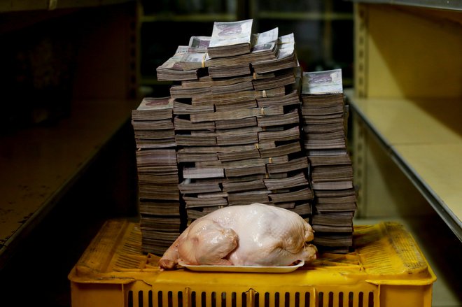 14.6 milijona bolivarjev za 2,4-kilogramskega piščanca v vrednosti 1,94 evra. FOTO: Carlos Garcia Rawlins/Reuters