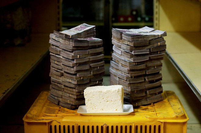 Kilogram sira za 7,5 milijona bolivarjev. FOTO: Carlos Garcia Rawlins/Reuters