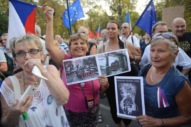 Demonstranti so nosili zastave Ukrajine, zveze Nato in Evropske unije, fotografije ter transparente z napisi <em>Okupatorji niso bratje</em>.<br />
FOTO: Michal Cizek / AFP