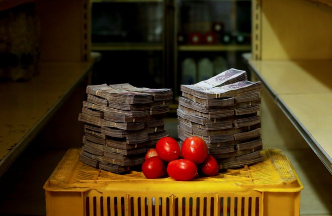 Kilogram paradižnika, vreden 0,66 evra, za katerega je potrebnih pet milijonov bolivarjev. FOTO: Carlos Garcia Rawlins/Reuters