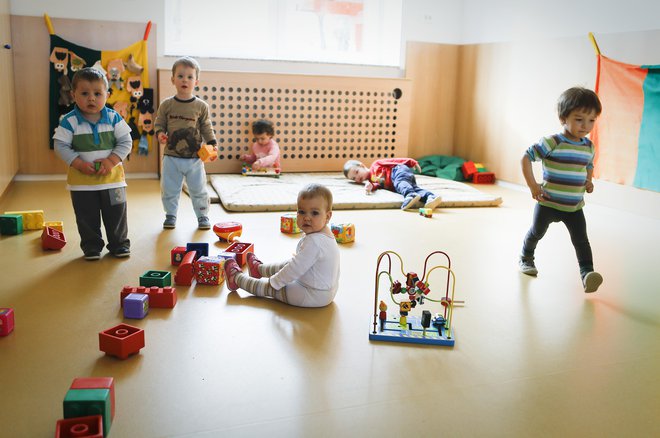 V vrtcih naj bi bile večje igralne površine, torej najmanj tri kvadratne metre na otroka, od 1. 9. 2023. FOTO: Jože Suhadolnik/Delo