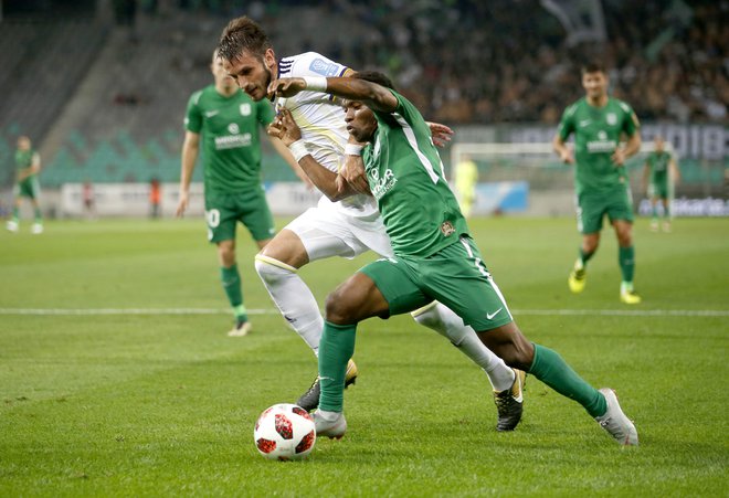 Issah Abass je bil nerešljiva uganka za HJK, a še bolje bi bilo, če bi bil jutri tudi za Spartak. Foto Roman Šipić/Delo