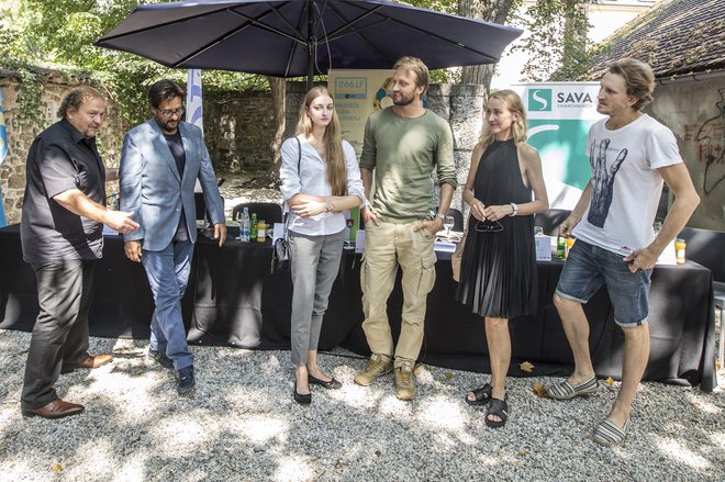 Tenorist Marcelo Álvarez, direktor Festivala Ljubljana Darko Brlek in skupina iz Baleta Borisa Ejfmana: Darja Reznik, Oleg Markov, Maja Janson (pomočnica generalnega direktorja baletne hiše) in Sergej Volobujev. FOTO: Voranc Vogel