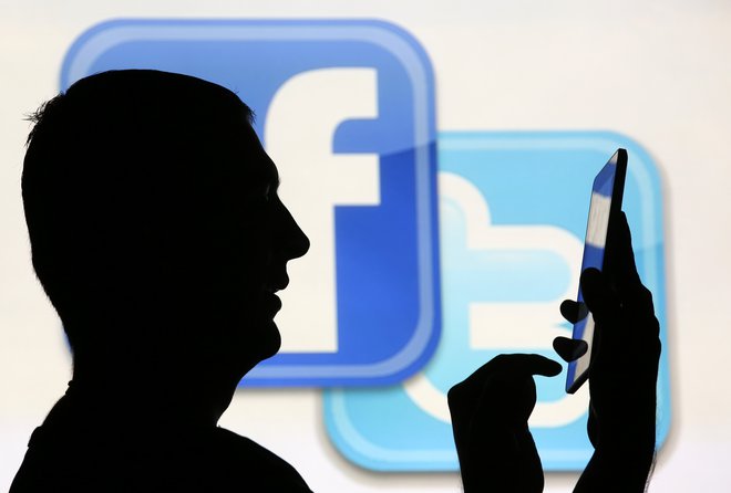 Facebook in Twitter ter druga podjetja z družbenimi omrežji si želijo zavarovati svoje platforme, tudi zaradi prihajajočih novembrskih volitev v ZDA, in tako preprečiti širjenje lažnih novic. FOTO: Dado Ruvic/Reuters