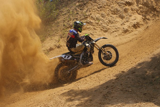 Motokros je bil način življenja Aneja Dopliharja vse do lanske dirke v Orehovi vasi, na kateri je hudo padel. Odtlej je na invalidskem vozičku, a motor ostaja njegov velik motiv. FOTO: Damir Glavač