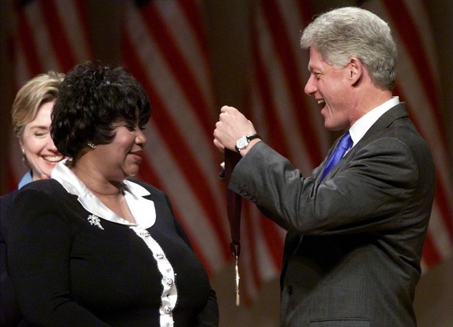 Leta 1999 je ameriški predsednik Bill Clinton podelil Arethi Franklin nacionalno medaljo za njen prispevek h umetnosti. Foto Win Mcnamee